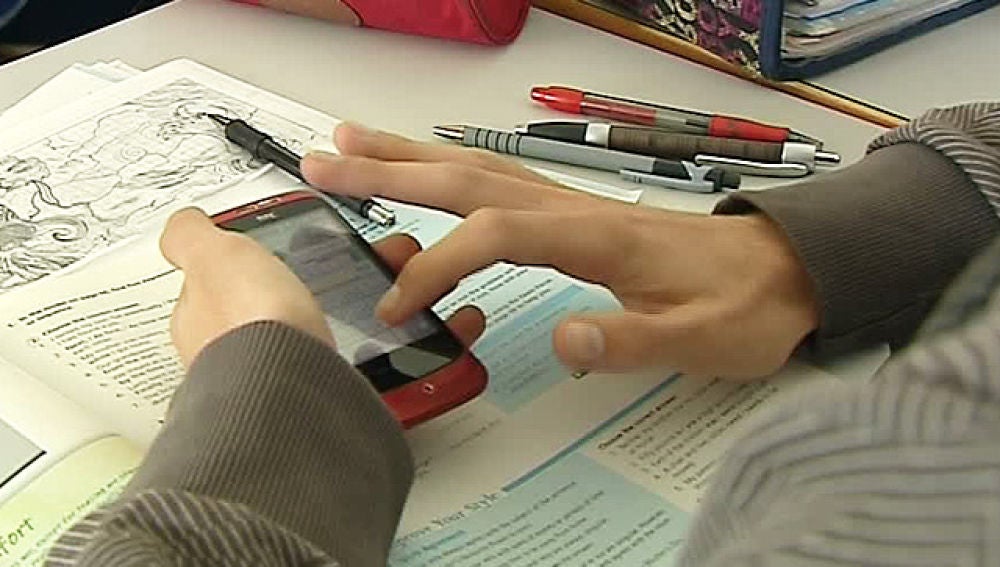 Un juez da la razón a un colegio que accedió al móvil de un menor sin su autorización