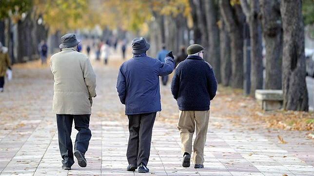 Tres hombres mayores paseando