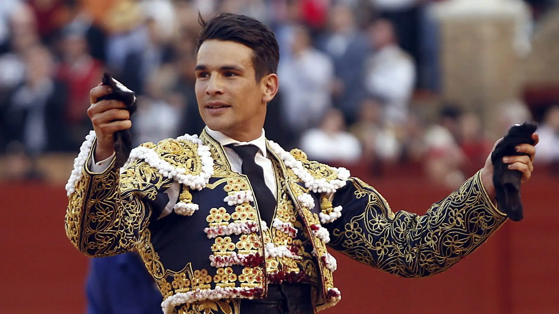 José María Manzanares con las dos orejas cortadas al quinto de toro de la tard