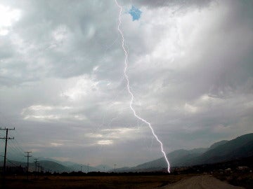 Un rayo toca tierra durante una tormenta eléctrica