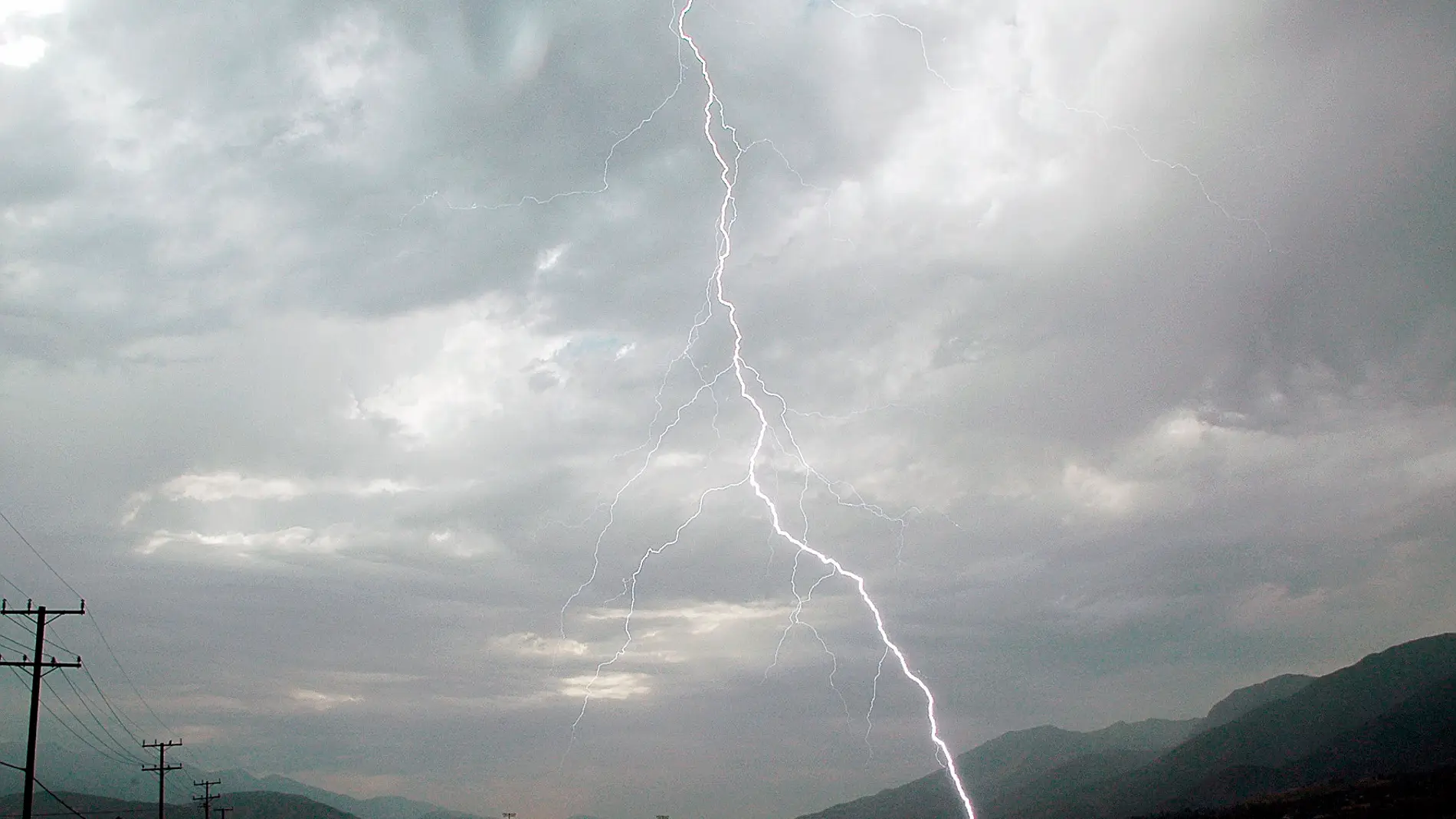 Un rayo toca tierra durante una tormenta eléctrica