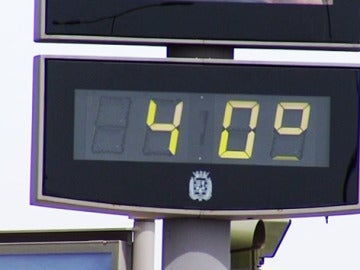 Un termómetro marca 40 grados. Un termómetro marca 40 grados.