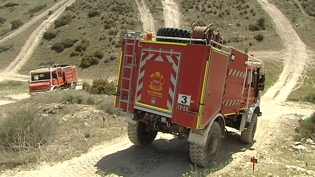 Vehículos de bomberos en una senda de Madrid