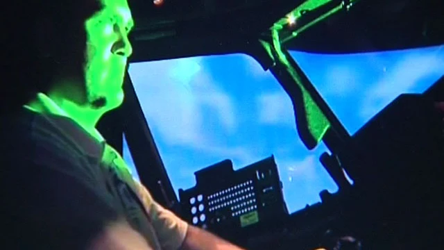 Un piloto es cegado por un láser Un piloto es cegado por un láser