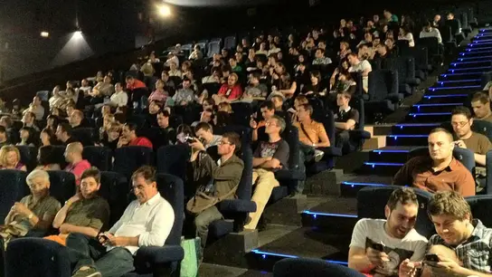 Asistentes a una sala de cine Asistentes a una sala de cine