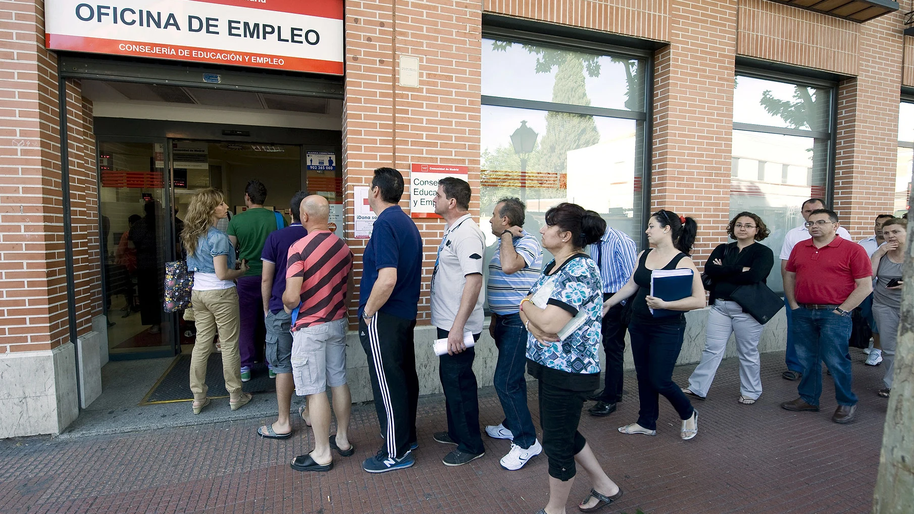 Desempleados en la cola del paro