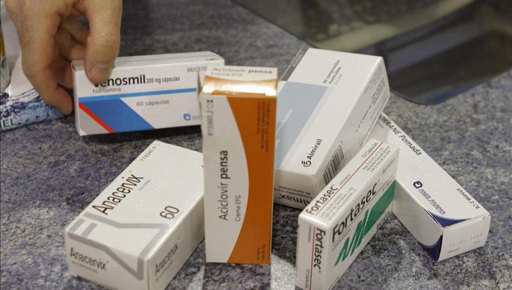 Imagen de varios medicamentos en una farmacia