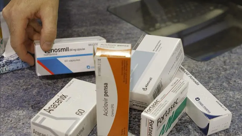 Imagen de varios medicamentos en una farmacia