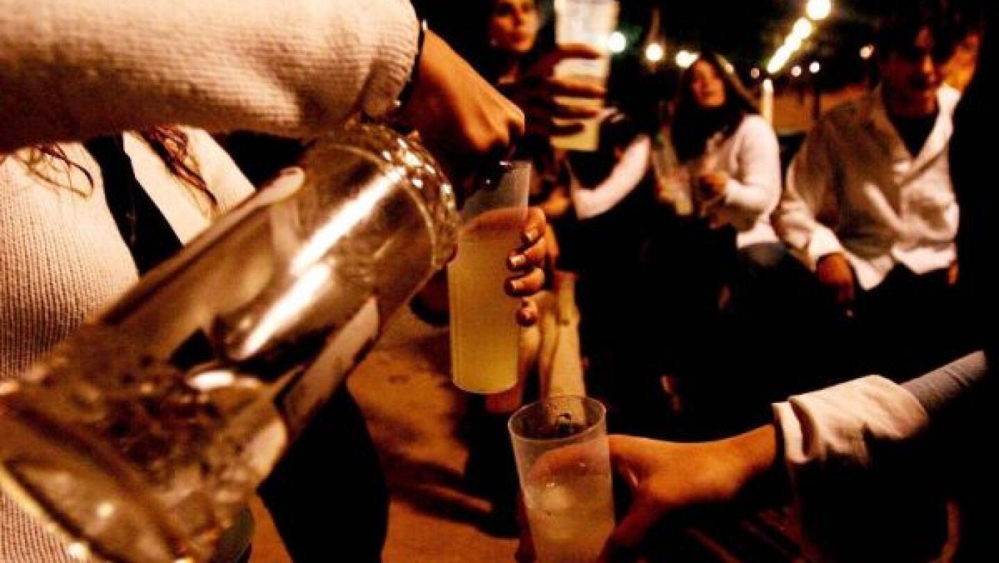 J&oacute;venes consumiendo alcohol