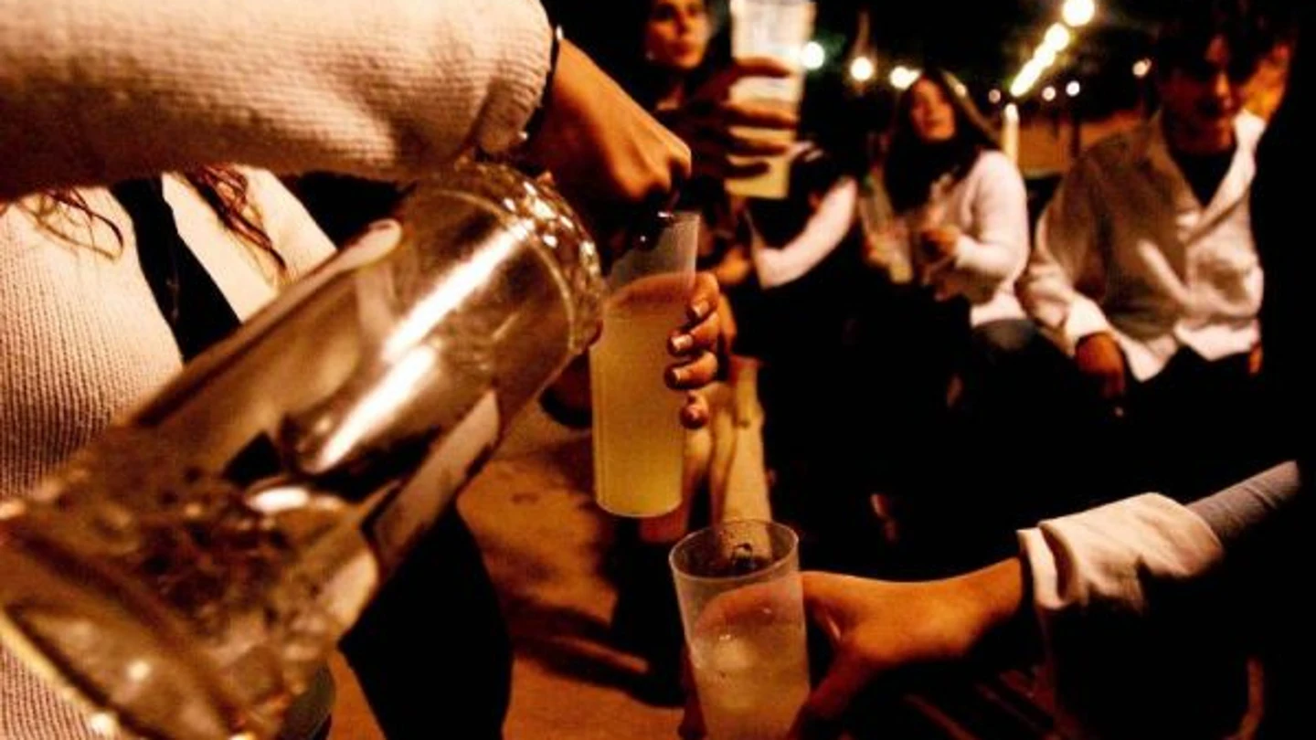 Jóvenes consumiendo alcohol Jóvenes consumiendo alcohol