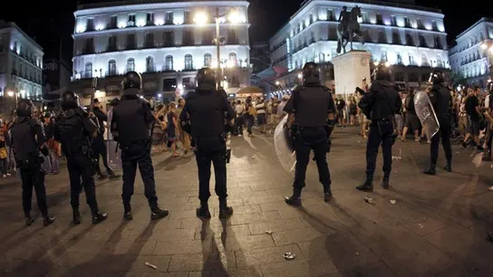 La Policía cerca a los manifestantes en Sol La Policía cerca a los manifestantes en Sol