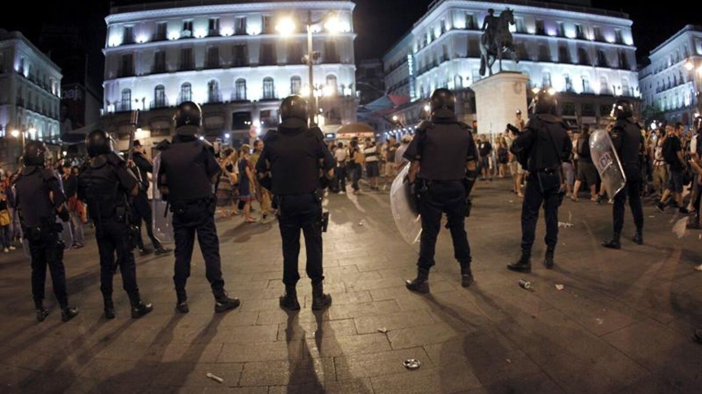 La Polic&iacute;a cerca a los manifestantes en Sol