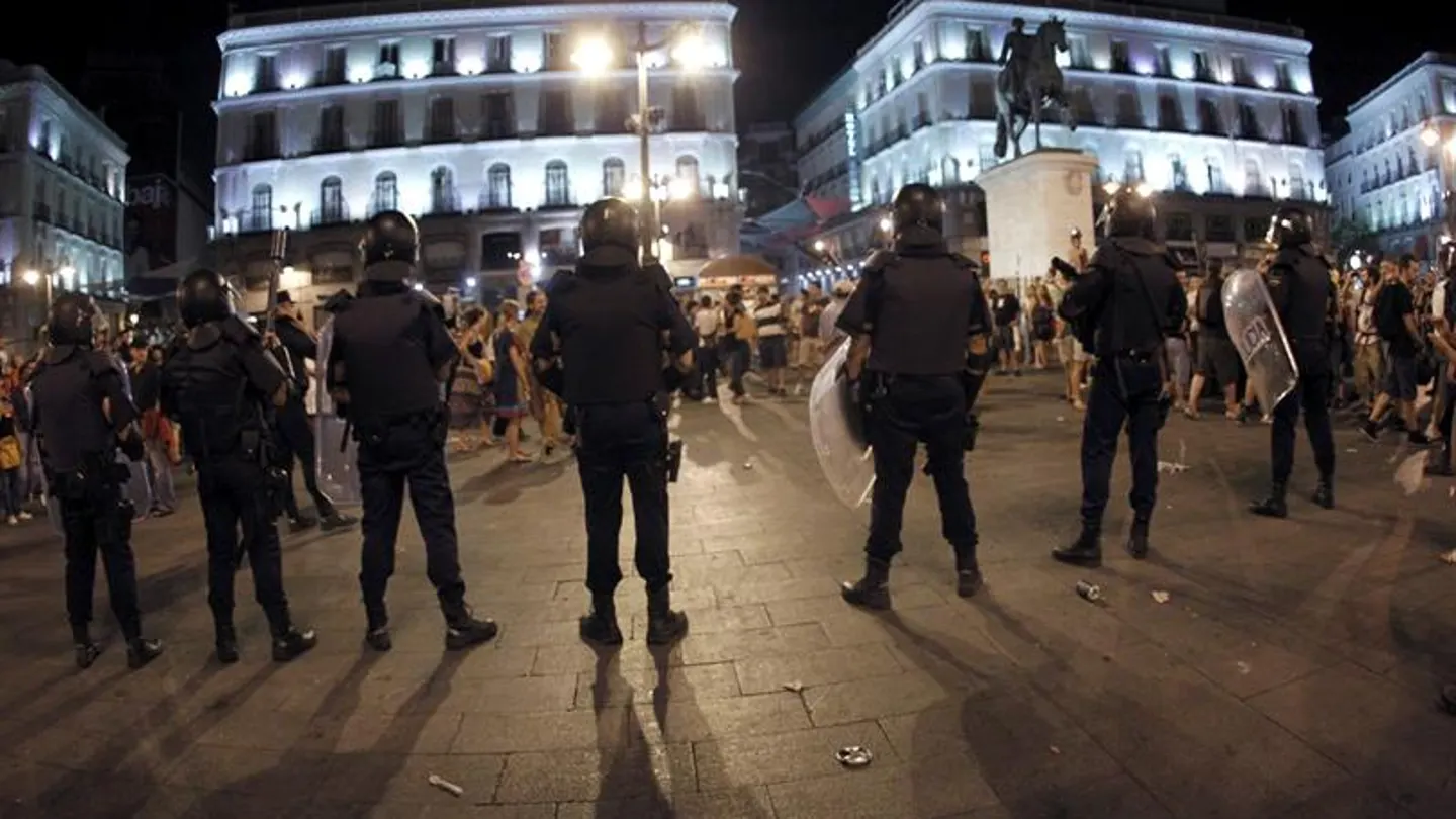 La Policía cerca a los manifestantes en Sol La Policía cerca a los manifestantes en Sol