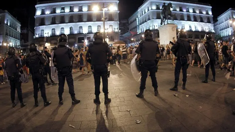 La Policía cerca a los manifestantes en Sol