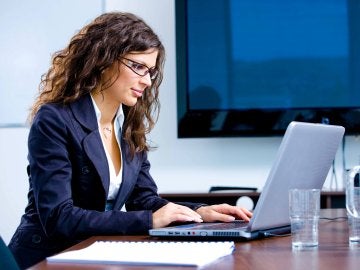 Mujer trabajando con un ordenador
