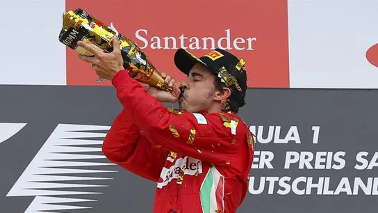 Fernando Alonso celebrando en el podio su victoria en el Gran Premio de Alemania de F1 Fernando Alonso celebrando en el podio su victoria en el Gran Premio de Alemania de F1