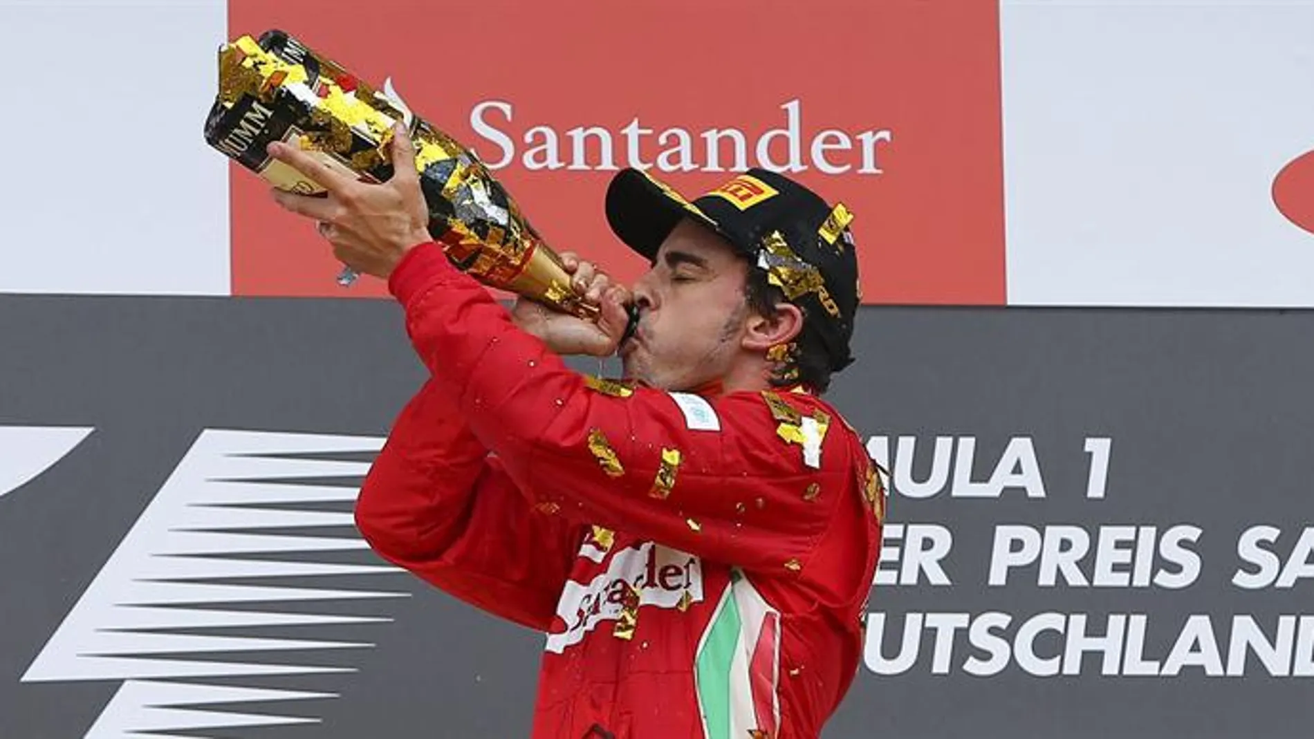 Fernando Alonso celebrando en el podio su victoria en el Gran Premio de Alemania de F1