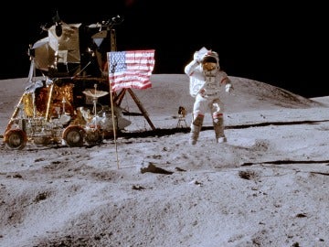 John Young y el módulo lunar Apollo 16
