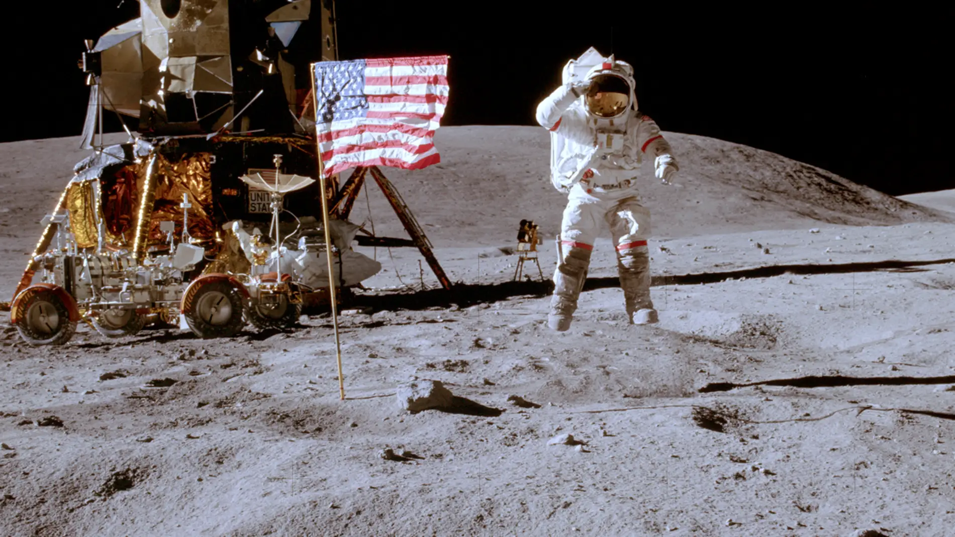 John Young y el módulo lunar Apollo 16