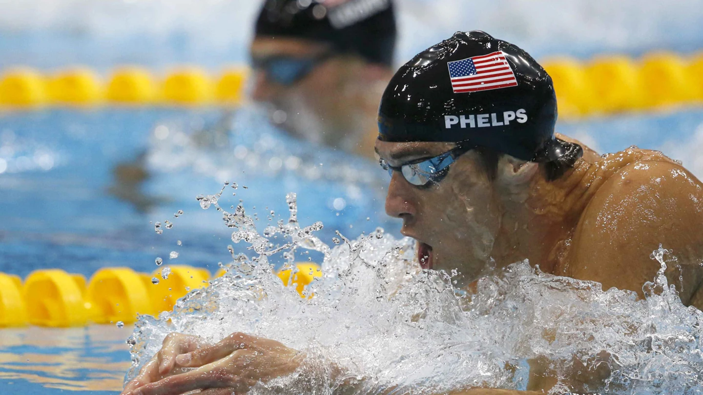 Phelps nada a braza por delante de Lochte Phelps nada a braza por delante de Lochte