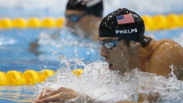Phelps nada a braza por delante de Lochte