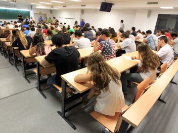 Jóvenes estudiantes durante un examen Jóvenes estudiantes durante un examen