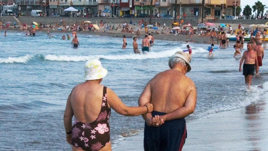 Personas mayores disfrutan de las vacaciones Personas mayores disfrutan de las vacaciones