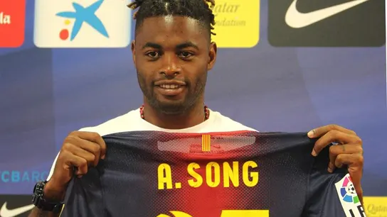 El centrocampista camerunés Alex Song muestra la camiseta El centrocampista camerunés Alex Song muestra la camiseta