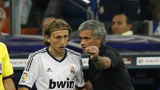 Luka Modric recibe las instrucciones de Mourinho Luka Modric recibe las instrucciones de Mourinho