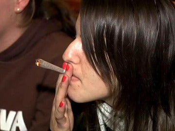 Una joven fuma marihuana