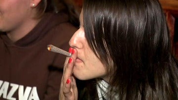 Una joven fuma marihuana