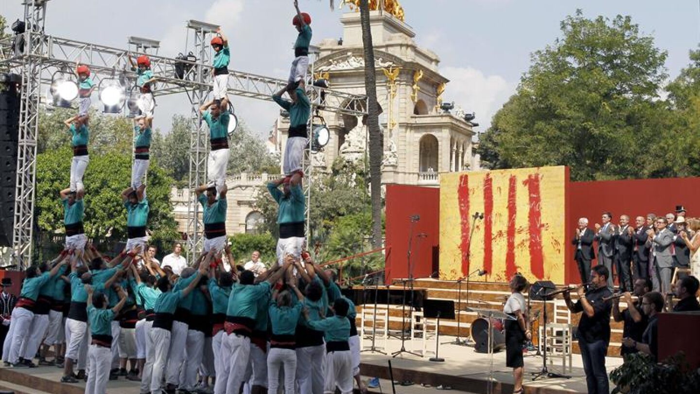Los castellers de Vilafranca construyeron cuatro castillos simulando las cuatro barras de la bandera catalana