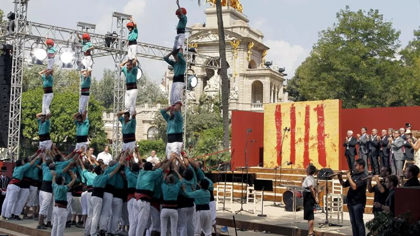 Los castellers de Vilafranca construyeron cuatro castillos simulando las cuatro barras de la bandera catalana Los castellers de Vilafranca construyeron cuatro castillos simulando las cuatro barras de la bandera catalana