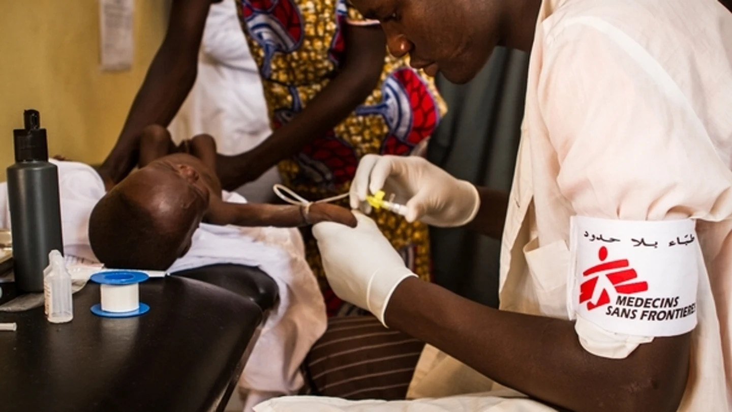 Un enfermero de MSF cuida a un niño aquejado de desnutrición Un enfermero de MSF cuida a un niño aquejado de desnutrición