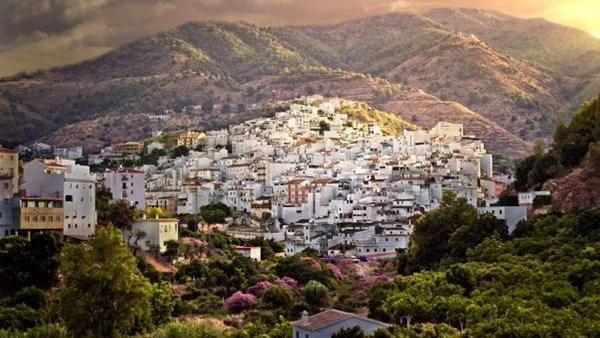 Tolox en primavera, olor a azahar