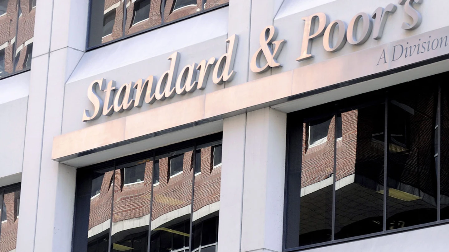 La agencia de calificación Standard & Poor's rebaja la nota de España en dos escalones. La agencia de calificación Standard & Poor's rebaja la nota de España en dos escalones.