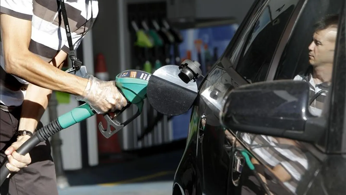 Un conductor reposta en una gasolinera de Madrid Un conductor reposta en una gasolinera de Madrid