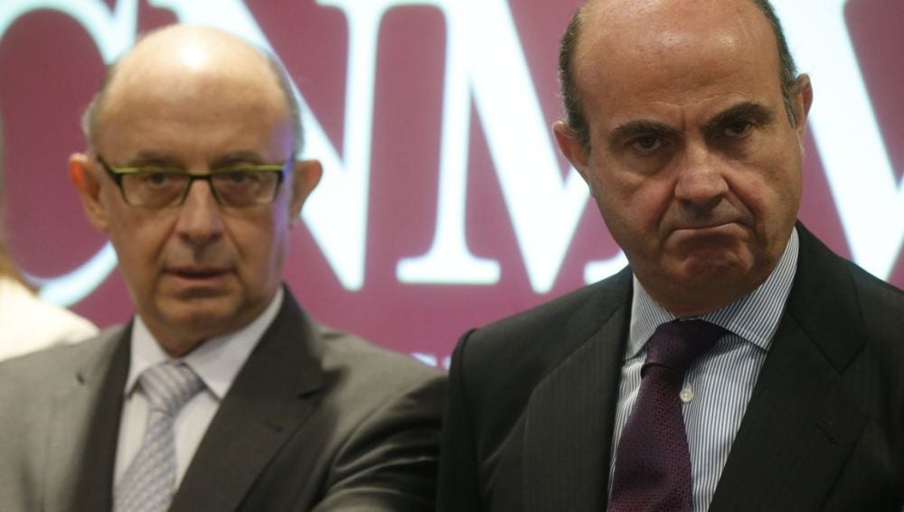 El ministro de Economía, Luis de Guindos y el Ministro de Hacienda, Cristobal Montoro