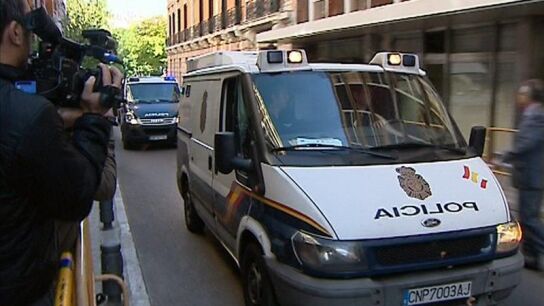 Furgones de la Polic&iacute;a Nacional con al menos una decena de detenidos en la "operaci&oacute;n Emperador"