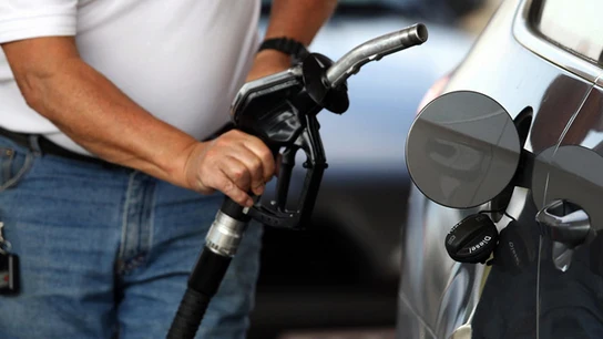 Un consumidor repostando gasolina Un consumidor repostando gasolina