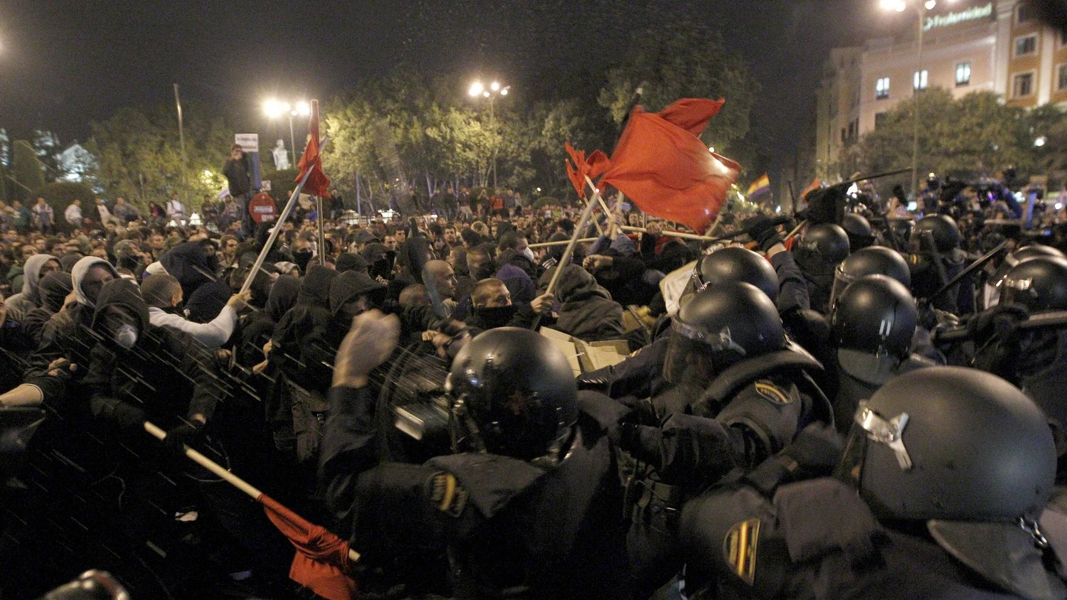 Antidisturbios frente a manifestantes durante el 25S