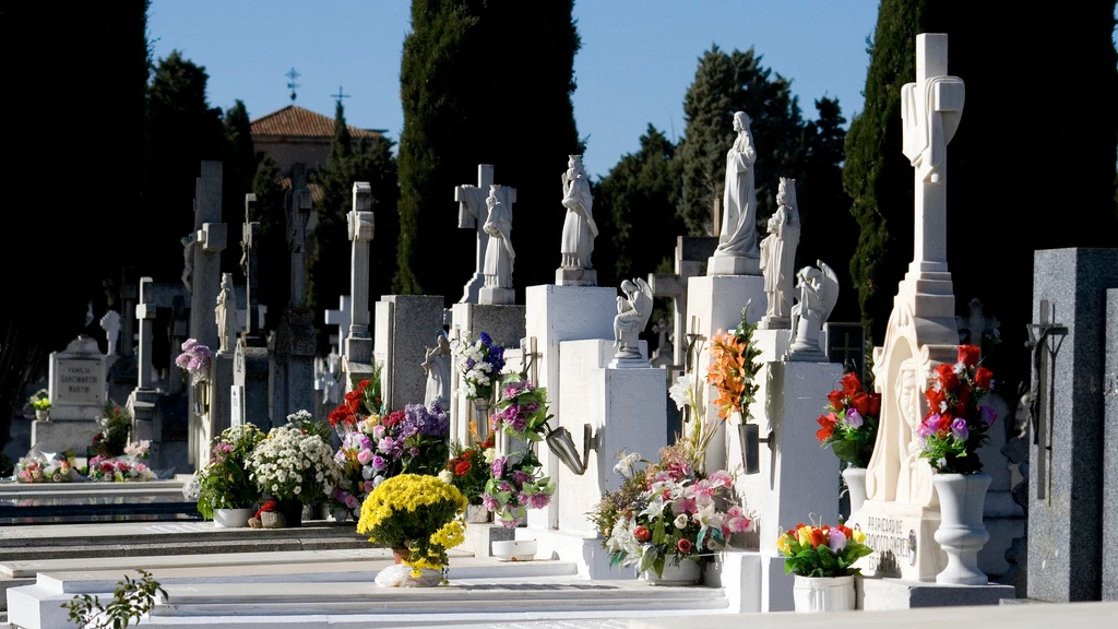 Cementerio con flores el Día de Todos los Santos