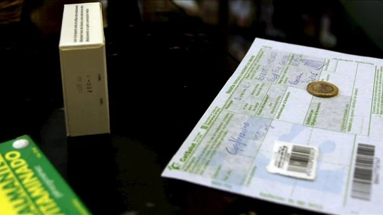 Una receta sobre un mostrador de una farmacia Una receta sobre un mostrador de una farmacia