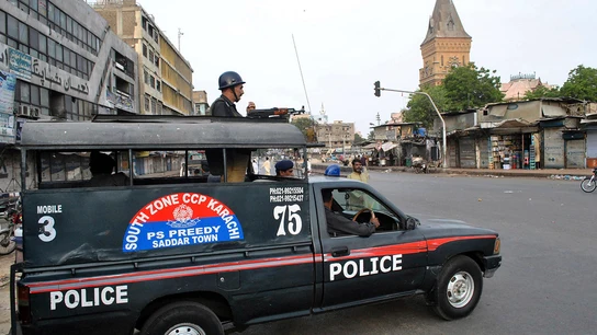 Un coche de policía patrulla las calles de Pakistán Un coche de policía patrulla las calles de Pakistán