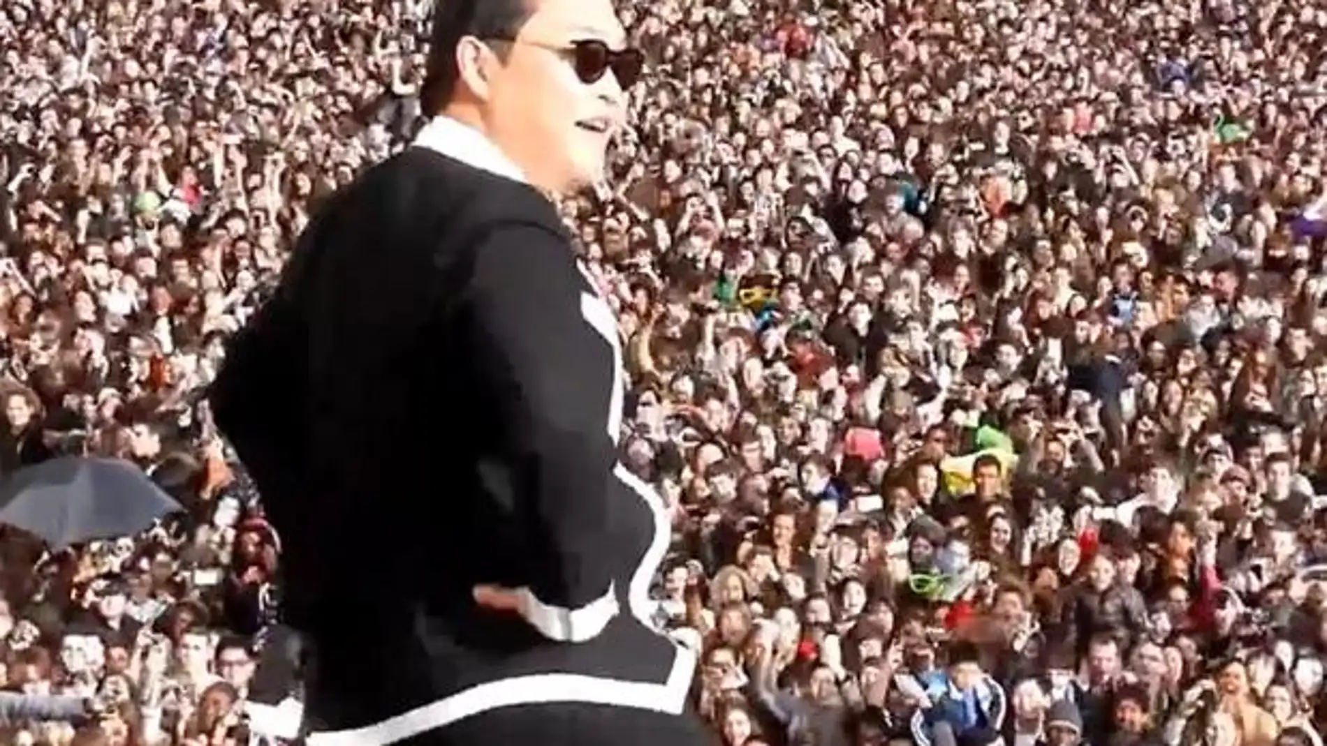 Miles de franceses se reunieron en Trocadero para bailar con el rapero surcoreano Psy