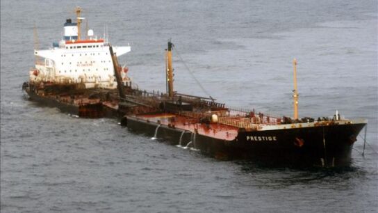 Buque Prestige en las aguas de A Coru&ntilde;a