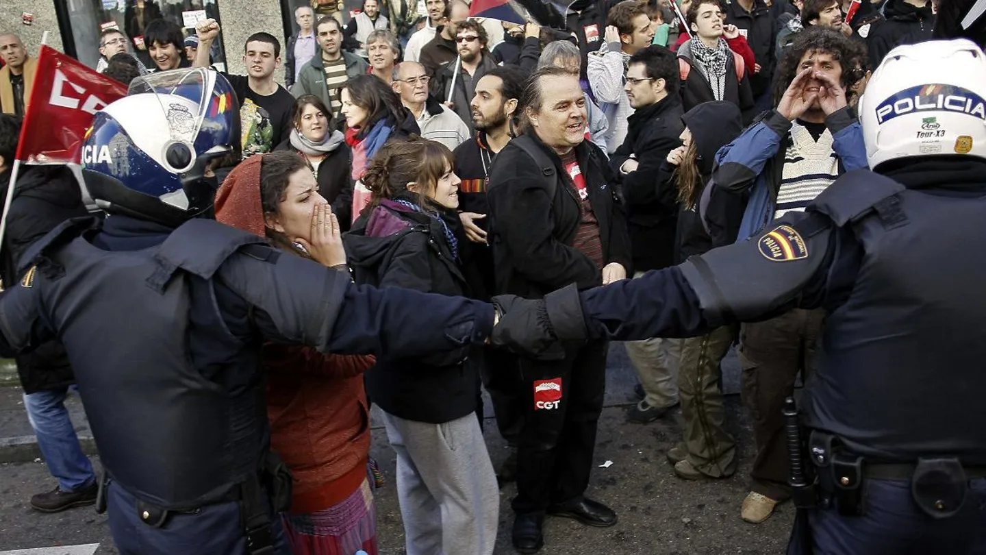 Enfrentamiento entre la Policía y los piquetes informativos en Madrid Enfrentamiento entre la Policía y los piquetes informativos en Madrid