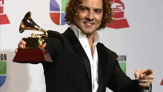David Bisbal sostiene su premio a Mejor Trabajo Vocal de Pop en los Grammy Latino. David Bisbal sostiene su premio a Mejor Trabajo Vocal de Pop en los Grammy Latino.