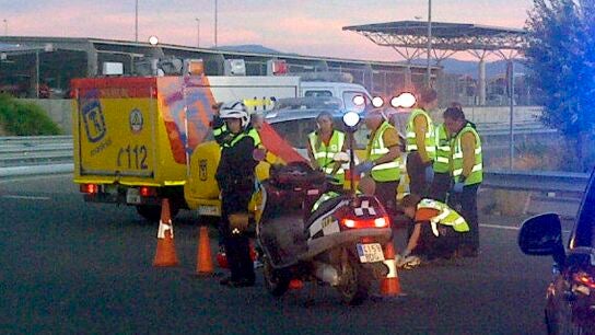 El Samur atendiendo a la mujer que muri&oacute; en la T4 del aeropuerto de Barajas