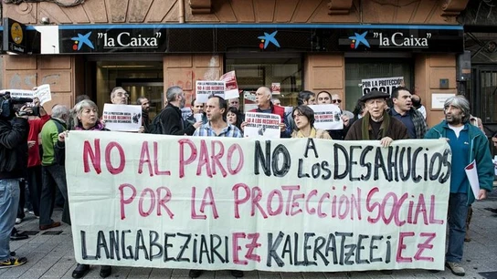 Manifestación contra los desahucios frente al Palacio de Justicia de Barakaldo. Manifestación contra los desahucios frente al Palacio de Justicia de Barakaldo.